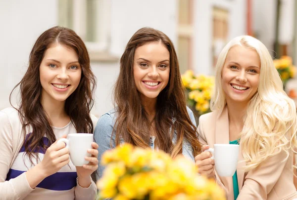 Tre vackra flickor som dricker kaffe i caféet — Stockfoto