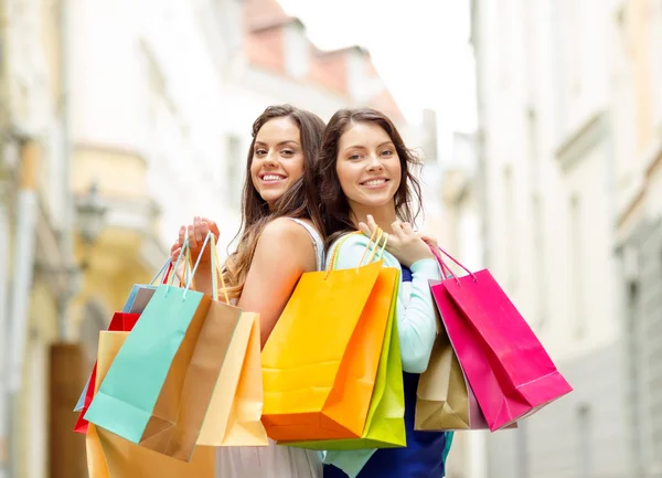 Schöne Frauen mit Einkaufstüten in der Hand — Stockfoto