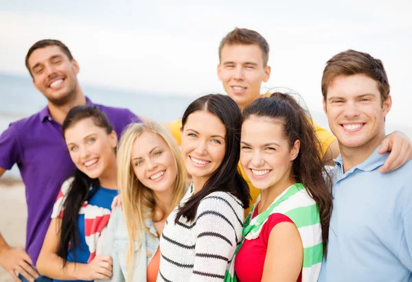 Groupe d'amis s'amuser sur la plage — Photo