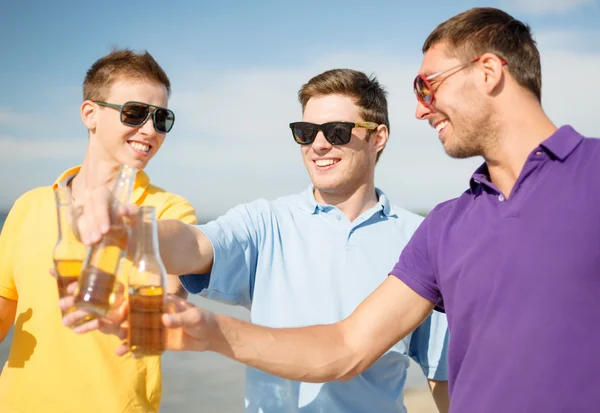 Groupe d'amis masculins s'amuser sur la plage — Photo