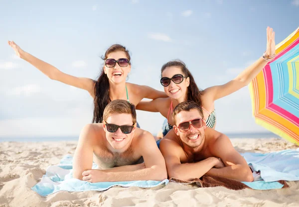 Grupo de personas sonrientes divirtiéndose en la playa —  Fotos de Stock