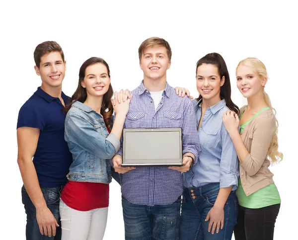 Estudantes sorridentes com computador portátil — Fotografia de Stock