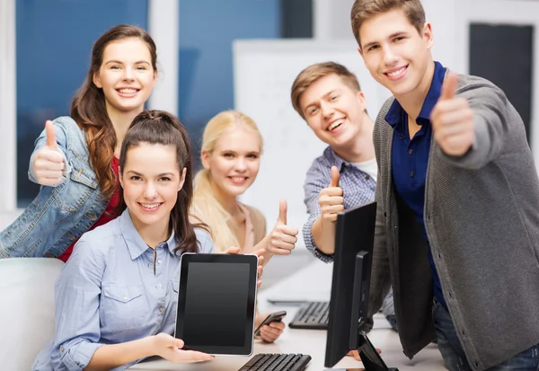 Estudiantes con monitor y pantalla de PC tableta en blanco —  Fotos de Stock