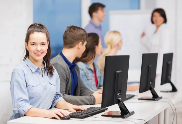 Estudiantes con monitor de computadora en la escuela —  Fotos de Stock