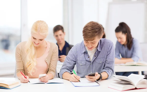 Studenter undersöker smartphone i skolan — Stockfoto