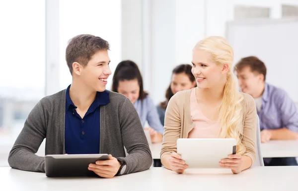 Estudantes olhando para tablet pc em palestra na escola — Fotografia de Stock