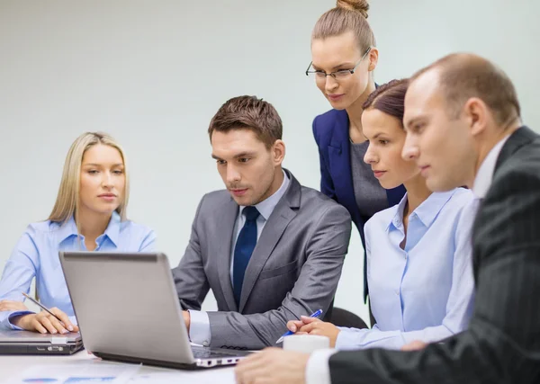 Equipe de negócios com laptop tendo discussão — Fotografia de Stock