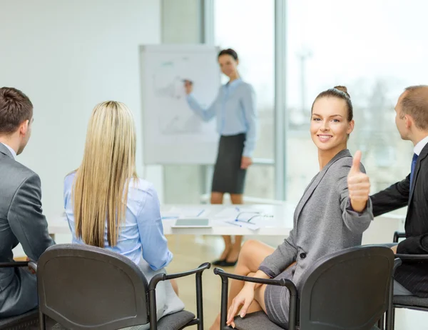 Geschäftsfrau mit Team zeigt Daumen hoch — Stockfoto