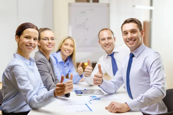 Equipe de negócios mostrando polegares no escritório — Fotografia de Stock