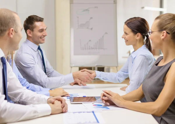 Empresario y empresaria estrechando la mano — Foto de Stock