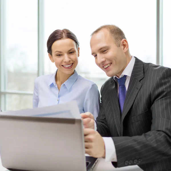 Businessman and businesswoman having discussion — Stock Photo, Image