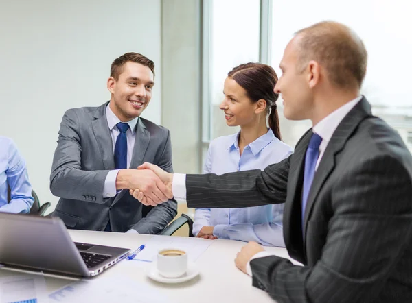 Two businessman shaking hands in office — Stock Photo, Image