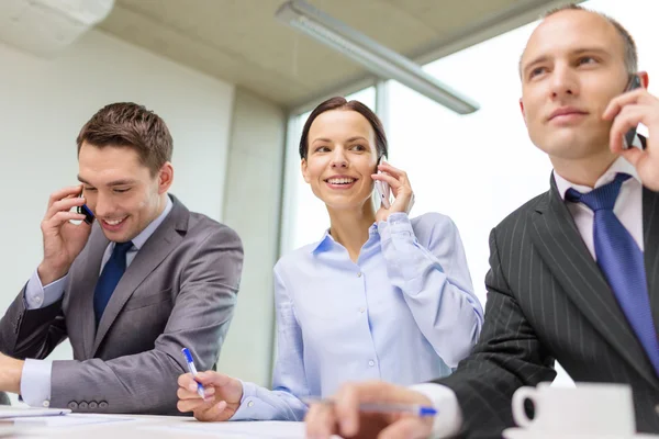 Business team with smartphones having conversation — Stock Photo, Image
