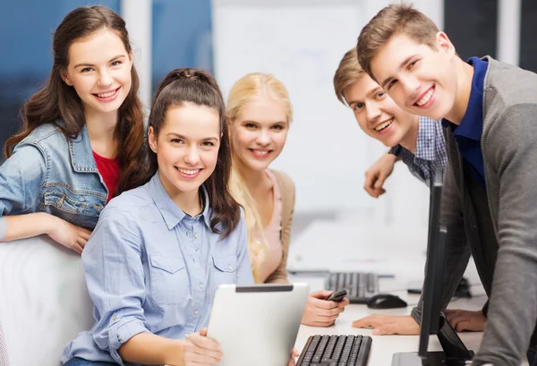 Estudantes com monitor de computador e tablet pc — Fotografia de Stock