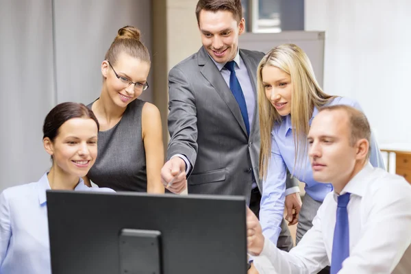 Equipo de negocios con monitor en discusión — Foto de Stock