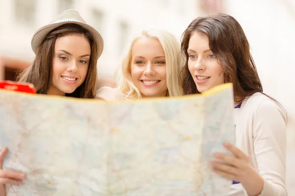 Krásné dívky, které hledají do turistické mapy v městě — Stock fotografie