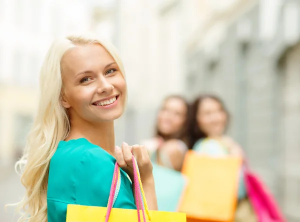 Hermosa mujer con bolsas de compras en el ctiy — Foto de Stock