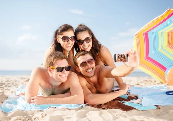 Grupo de personas tomando fotos con smartphone Fotos de stock libres de derechos