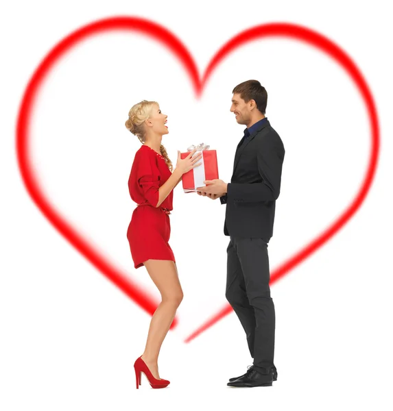 Romantisches Paar mit Geschenkbox — Stockfoto
