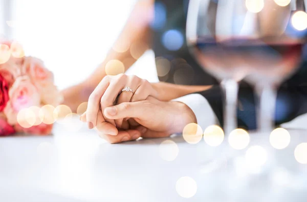 Pareja comprometida con copas de vino — Foto de Stock