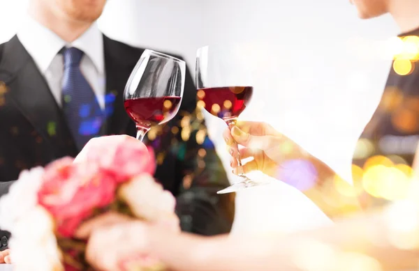 Casal noivo com copos de vinho — Fotografia de Stock