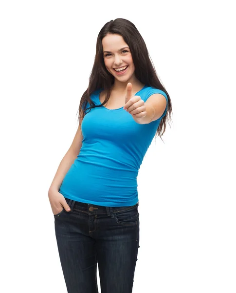 Lachende meisje in blauw t-shirt weergegeven: duimschroef opwaarts — Stockfoto