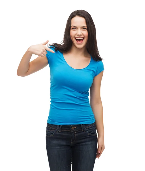 Улыбающаяся девушка в голубой футболке — стоковое фото