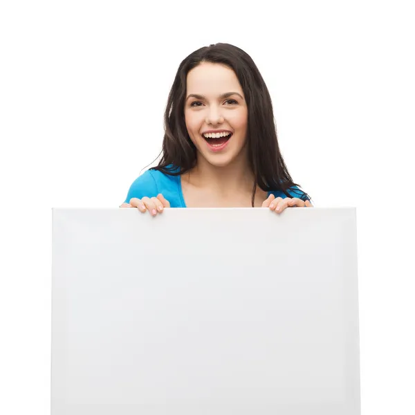 Sorrindo menina com placa branca em branco — Fotografia de Stock