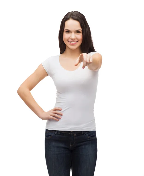 Teenager in bianco bianco t-shirt puntando a voi — Foto Stock