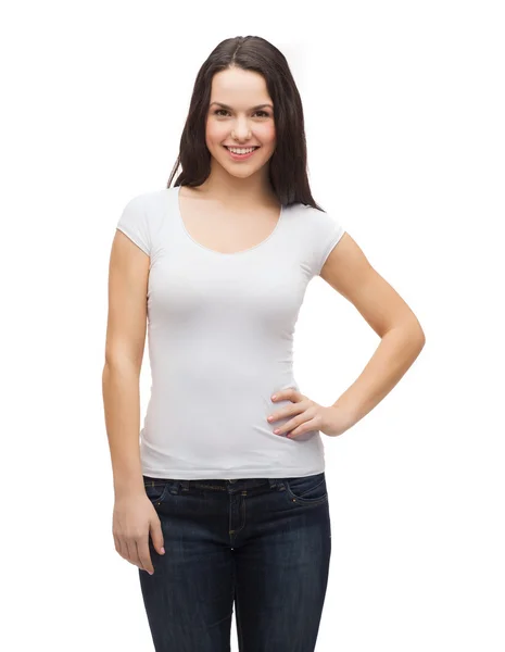 Uśmiechający się nastolatek w puste biały t-shirt — Zdjęcie stockowe