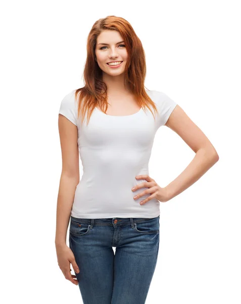 Sonriente adolescente en blanco camiseta en blanco —  Fotos de Stock