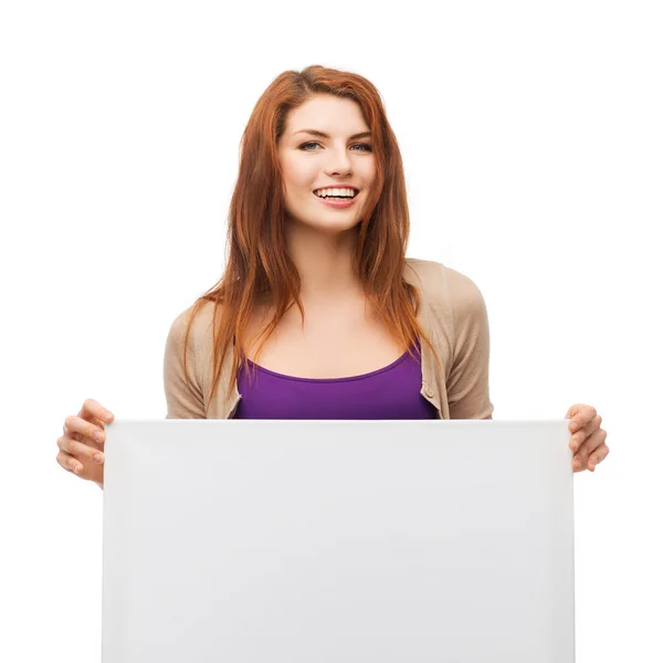 Sorrindo menina com placa branca em branco — Fotografia de Stock