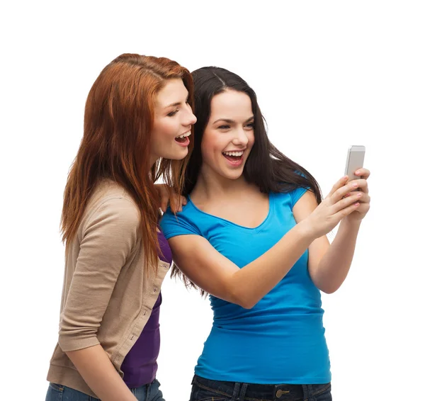 Twee lachende tieners met smartphone — Stockfoto