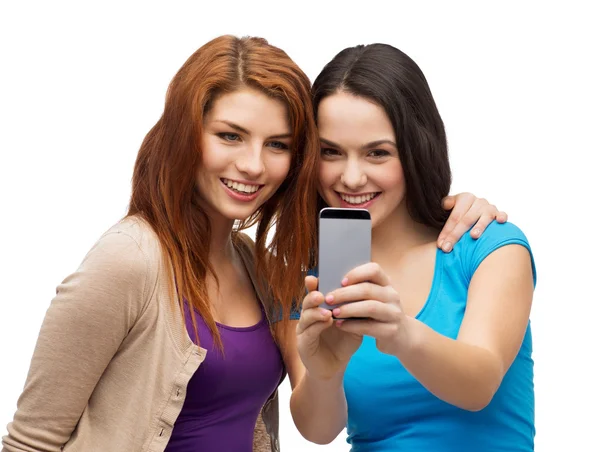 Δύο έφηβοι χαμογελώντας με smartphone — Φωτογραφία Αρχείου