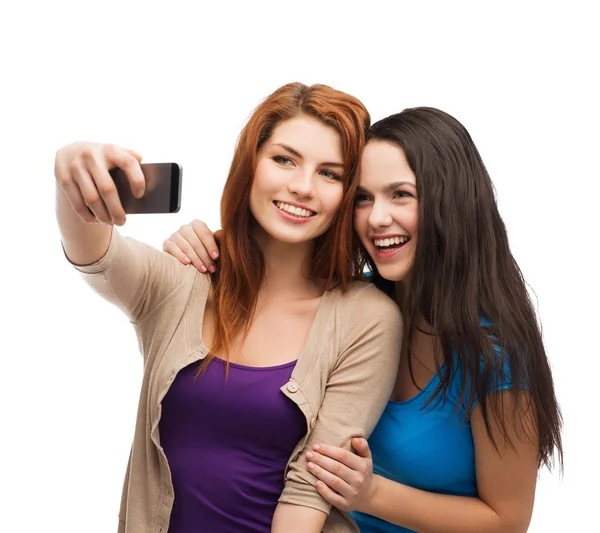 Deux adolescents souriants avec smartphone — Photo