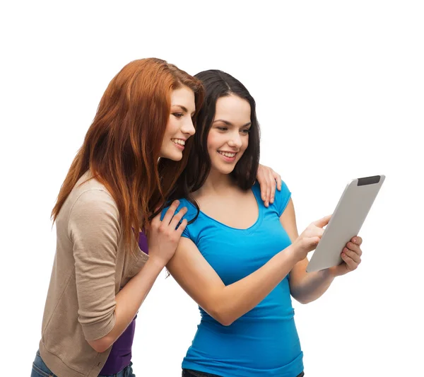 Dwóch nastolatków uśmiechający się z komputera typu tablet pc — Zdjęcie stockowe