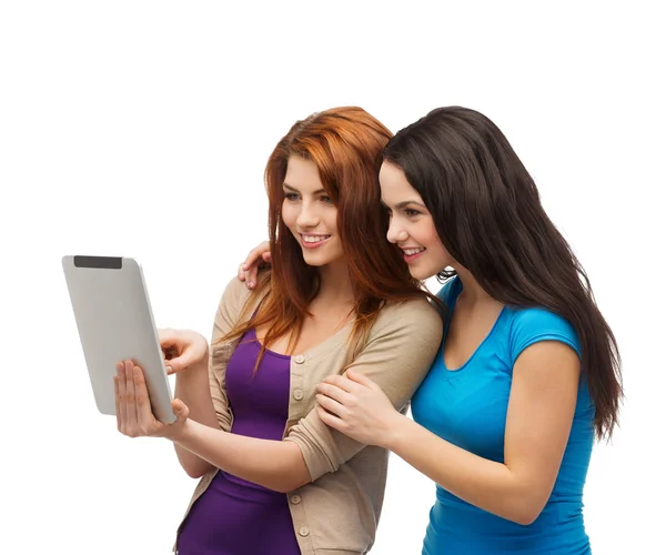Два улыбчивых подростка с планшетным компьютером — стоковое фото