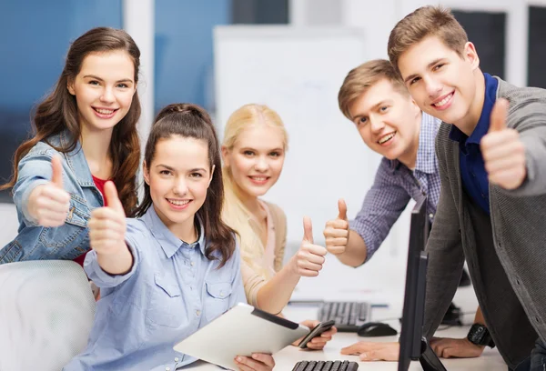 Studenten met een computer monitor en tablet pc — Stockfoto