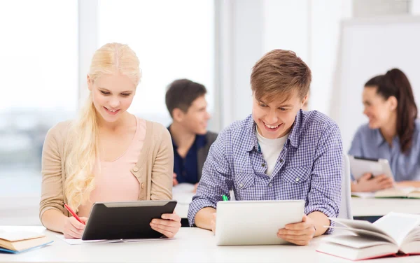 Tablet pc，在学校的两个微笑学生 — 图库照片