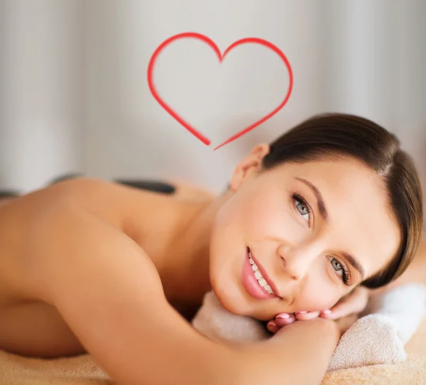 Beautiful woman in spa salon with hot stones — Stock Photo, Image