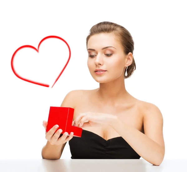 Mulher com brincos de diamante e caixa de presente — Fotografia de Stock