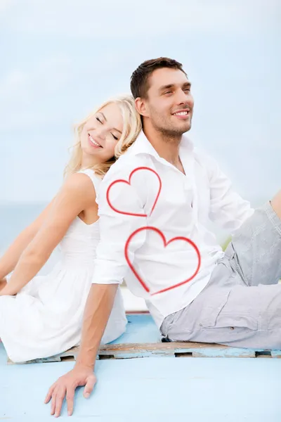 Pareja sentada en barco junto al mar —  Fotos de Stock