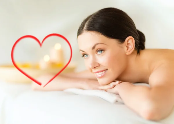 Donna sorridente nel salone spa — Foto Stock
