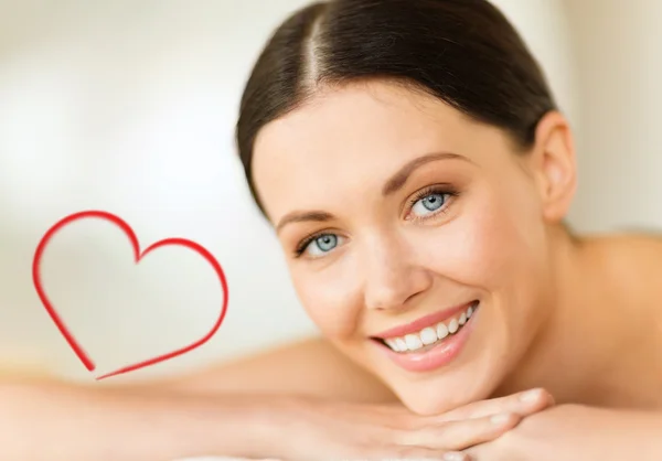 Smiling woman in spa salon — Stock Photo, Image