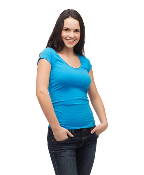 Lachende meisje in leeg blauw t-shirt — Stockfoto