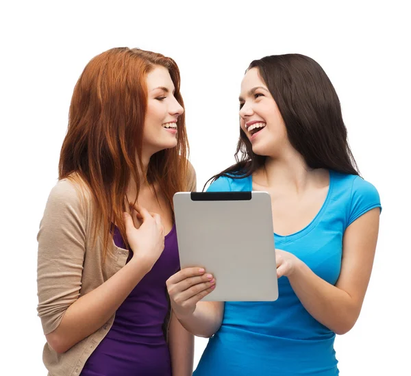 Dos adolescentes sonrientes con tablet PC —  Fotos de Stock