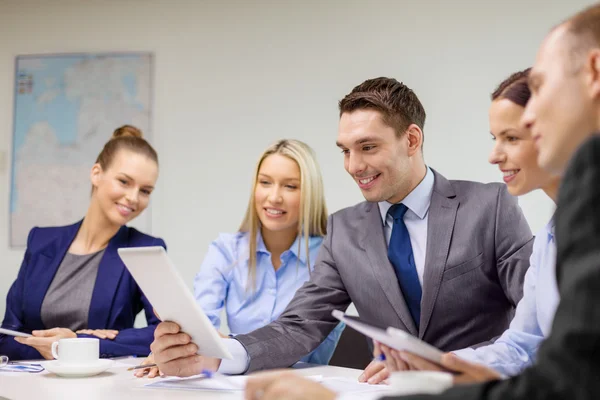 Geschäftsteam mit Tablet-PC diskutiert — Stockfoto