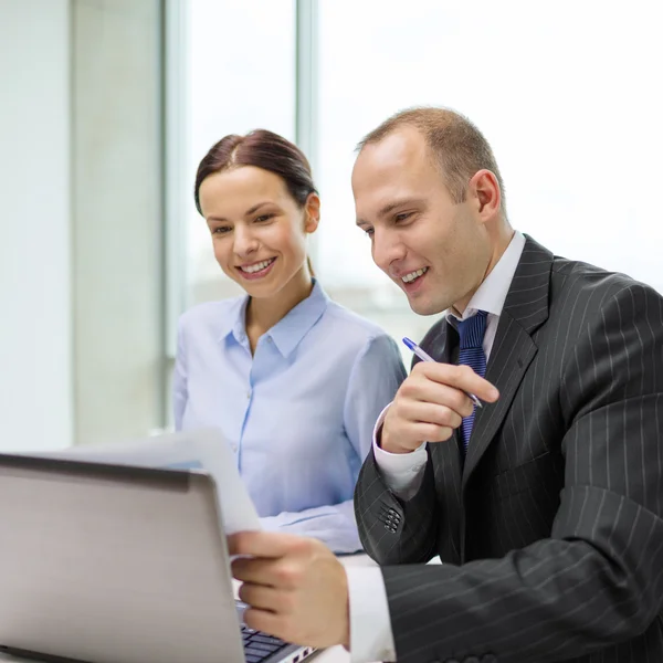 Businessman and businesswoman having discussion — Stock Photo, Image