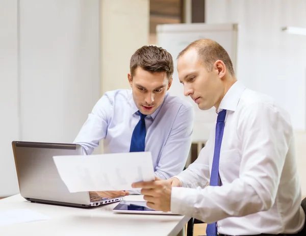 Dos hombres de negocios discutiendo en el cargo — Foto de Stock