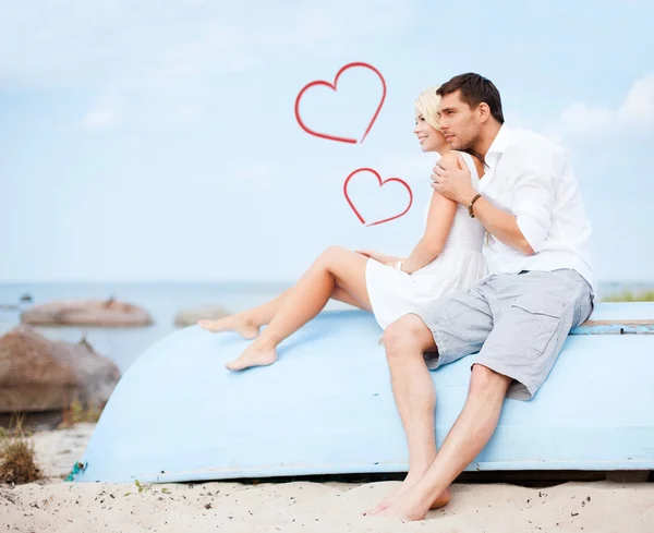 Pareja sentada en barco junto al mar —  Fotos de Stock